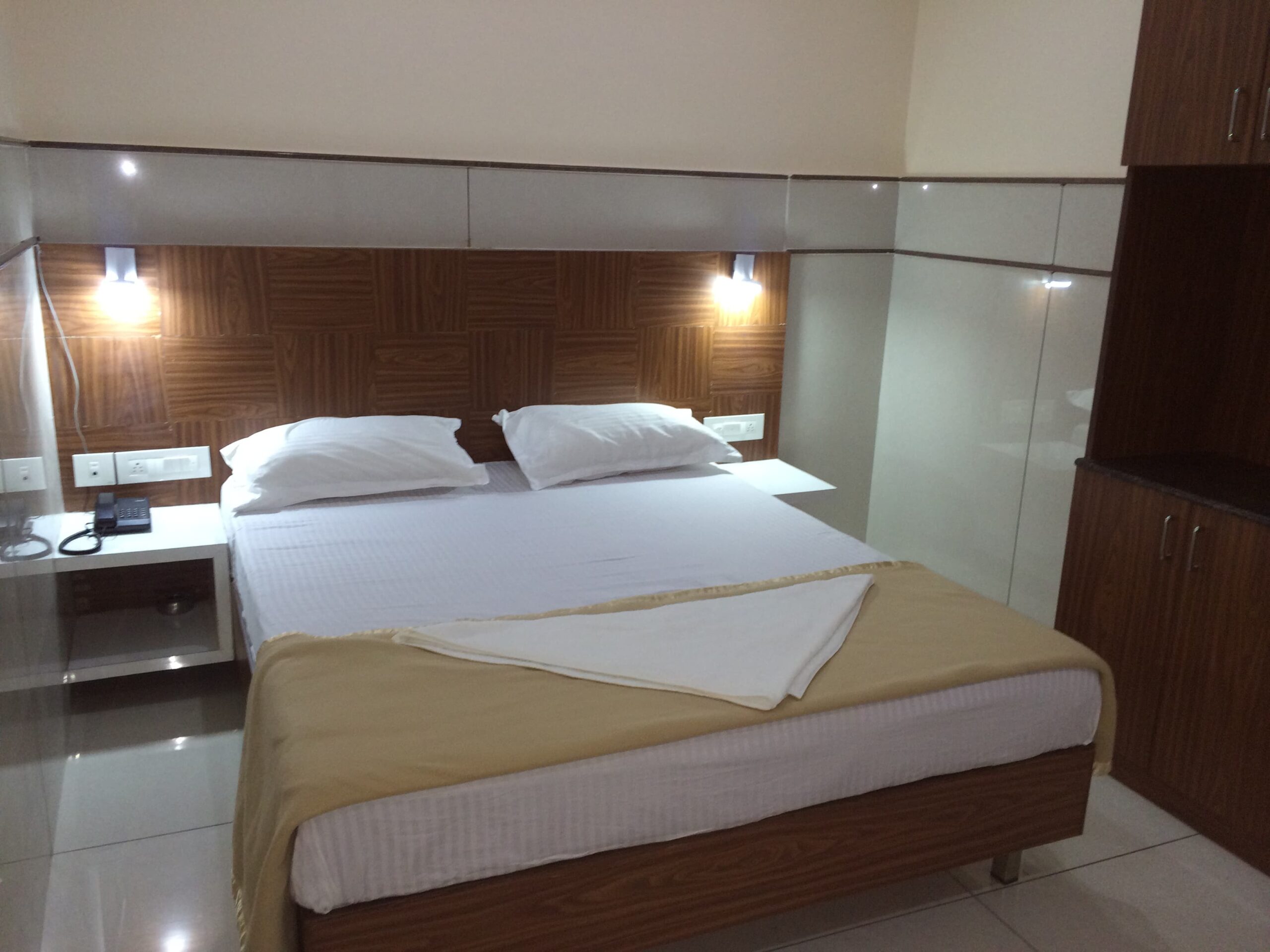 Deluxe AC room Hotel Sarovar Vijayawada
